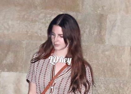 Lana Del Rey aperçue sortant d'un restaurant (29/08/2016)
