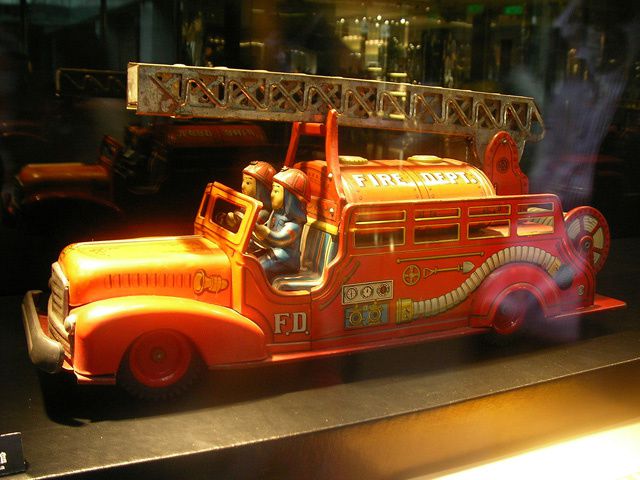 *Some photos from an exhibition of Japan's antique toys (from 1900-60s) by Teruhisa Kitahara who is a famous tin toy collector.