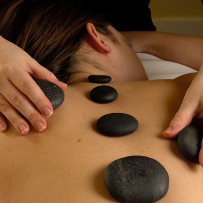 Massage aux pierres chaudes (et pierres froides)