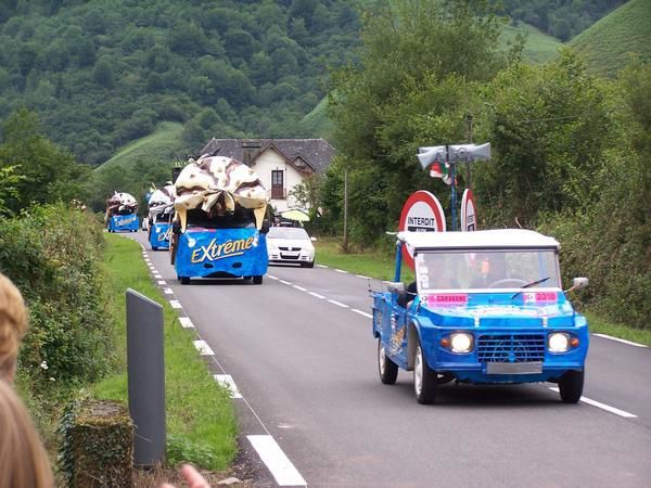 <p><strong>Nous y &eacute;tions... eh oui ! Sur la route du TOUR DE FRANCE 2006, au lieu dit &quot;La Mouline&quot; &agrave; Arette lors de la tr&egrave;s attendue &eacute;tape basque KANBO-PAU du 12 juillet 2006...</strong></p>
<p><strong>Nous &eacute;tions seuls sur ce tron&ccedil;on de ligne droite noy&eacute;s sous un ammoncellement de cadeaux violemment lan&ccedil;&eacute;s depuis les v&eacute;hicules bien color&eacute;s de la d&eacute;bauche publicitaire...</strong></p>
<p><strong>Des bo