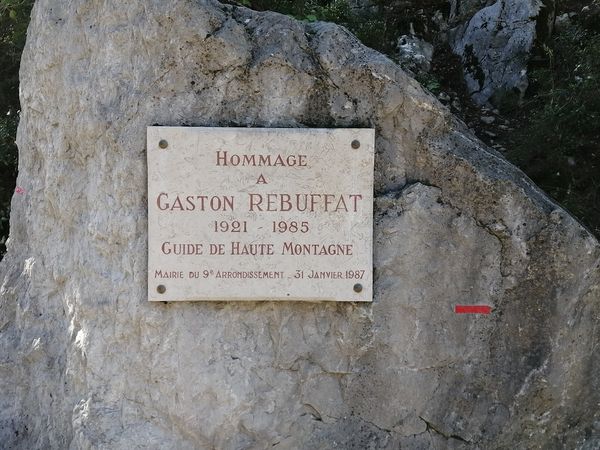 Le ravin de Gorgue Longue et la stèle de Gaston Rebuffat 