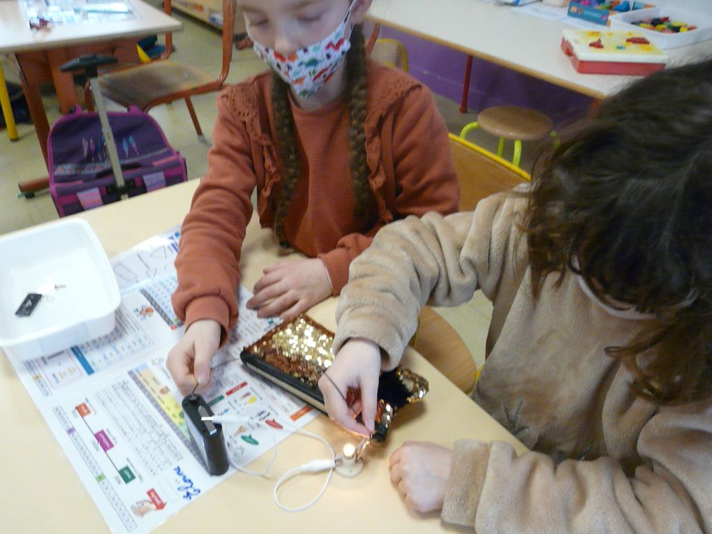 LES PETITS ELECTRICIENS