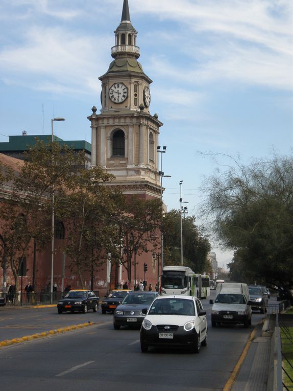 Santiago, jeune, dynamique, effervescente, mais aussi catholique, conservatrice et peu encline à parler politique : une ville à l'image de ses habitants, accueillants et chaleureux, que ce soit dans la turbulence des bars branchés, dans la nonchal