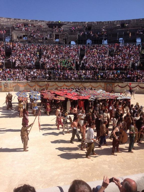 Les Arènes. Le spectacle s'achèvera avec une grande bataille finale qui opposera deux factions de l'armée romaine, avec plus de 300 légionnaires sur le piste, des cavaliers et des machines de guerre.