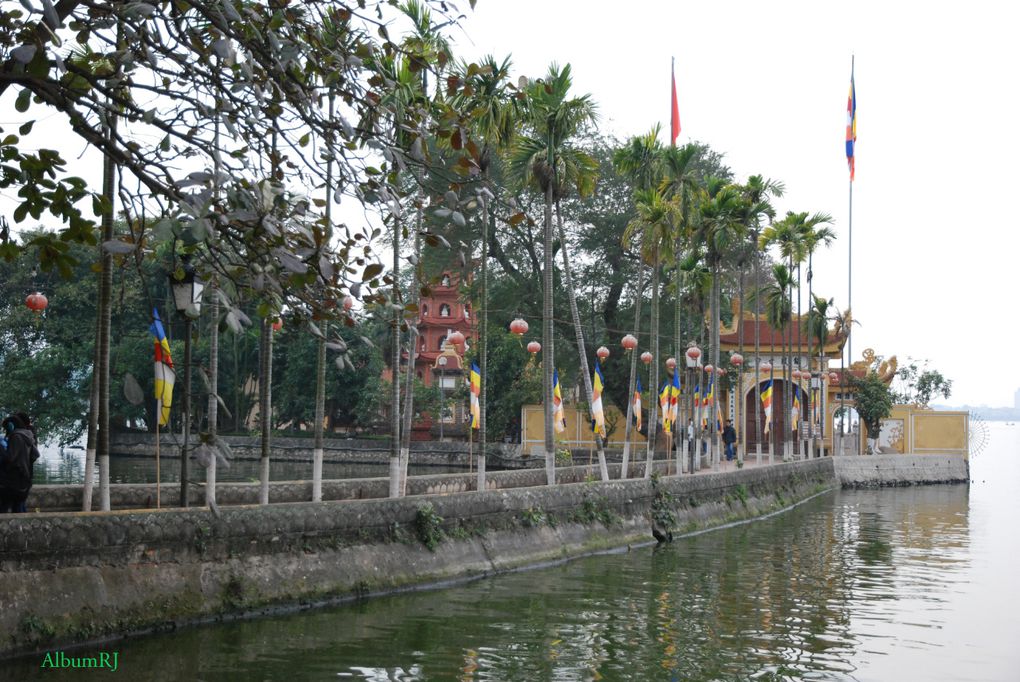 visite de la pagode Chua Tran  Quoc à Hanoï, sur le lac de l'Ouest.
