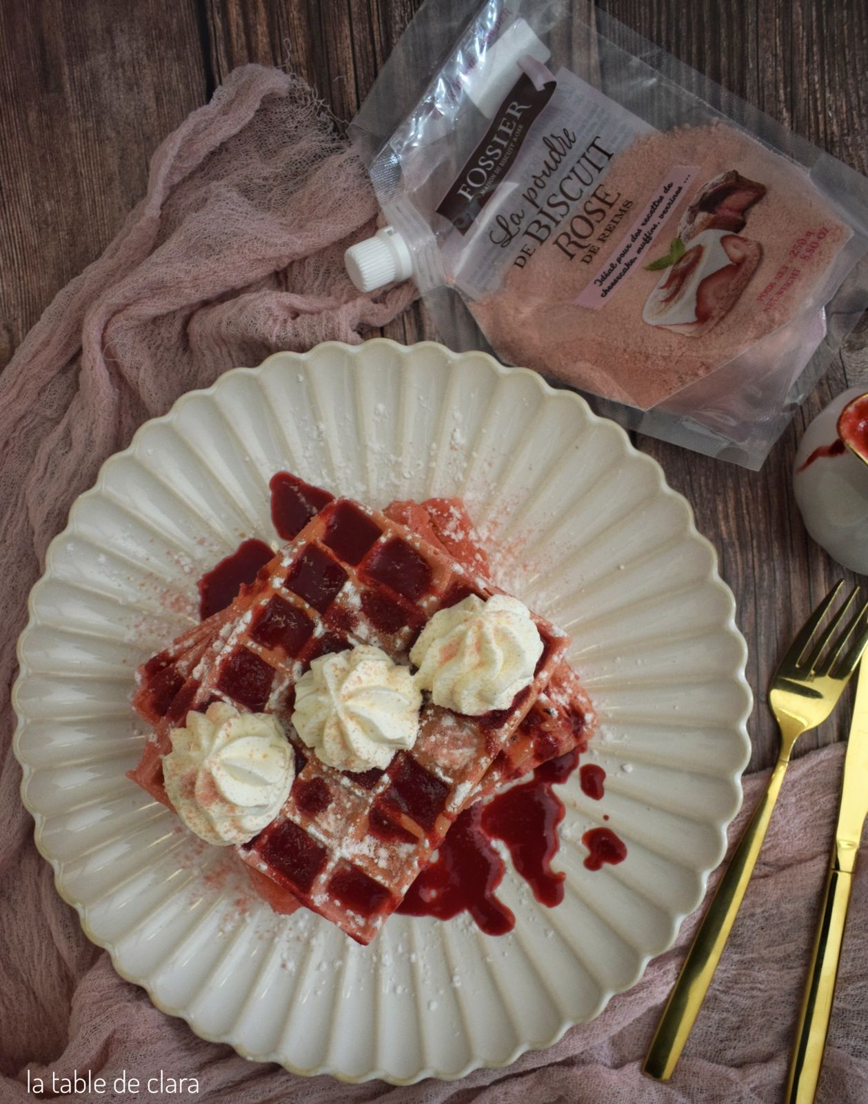 Gaufres biscuits roses coulis framboises chantilly