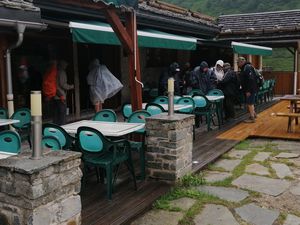 Préparatifs pour la descente sous l'orage depuis le refuge du Roc de la Pêche.