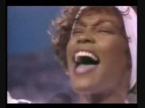 Vidéo : Quand Whitney Houston avait chanté de façon incroyable l'hymne américain au Super Bowl.