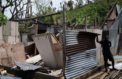 MAYOTTE Les ravages du cyclone et de la colonisation