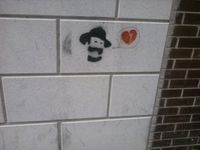 Des visages plus ou moins familiers s'invitent sur les murs ou le bitume. 