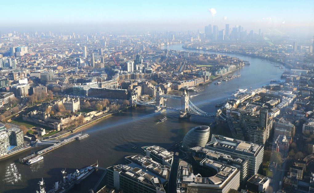 The Shard ( "l'éclat" ) atteint presque 310 m de haut et de là-haut on découvre l'immensité de Londres, avec en face, la City ( dia 5 ) et les quartiers de sud s'étendant à perte de vue. Impressionnant.