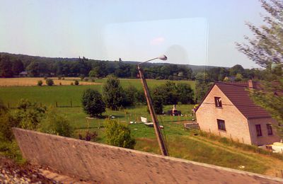 14-05-24- LA WALLONIE INDUSTRIELLE VUE DU TRAIN AUTOUR DU BORINAGE PHOTOGRAPHIE PAR UN GSM.