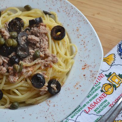 Spaghetti au thon, câpres et olives noires