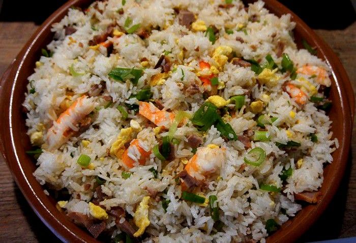 Plat de riz cantonais aux crevettes à la réunionnaise.