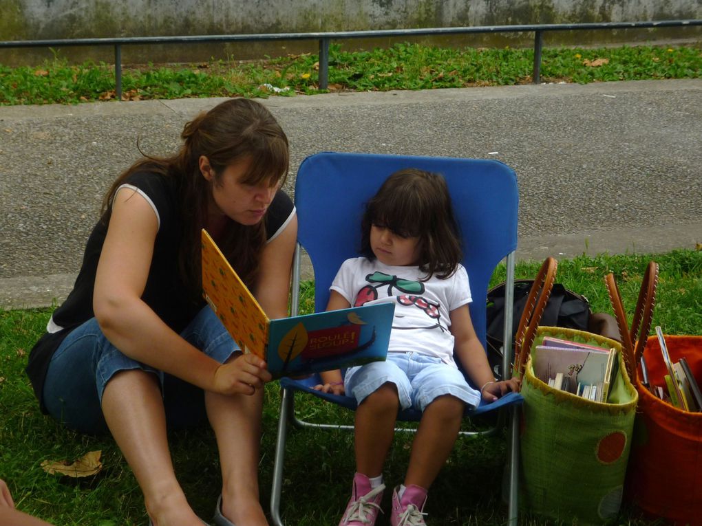 la "Charrette à Histoires" s'est promenée à la rencontre des enfants dans différents arrondissements de Lyon mais aussi à l'extérieur de la ville avec toujours plus d'albums à son bord.