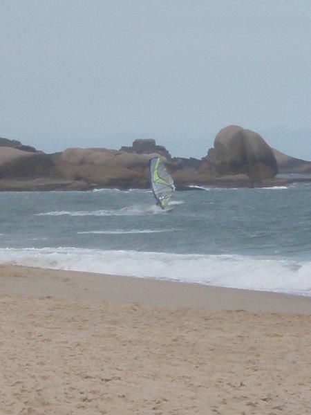 Floripa, pour les intimes, et l'Ilha de Santa Catarina : plages à perte de vue, végétation luxuriante, activités sportives, casse-croûtes sur le pouce, sieste dans le hamac... le début des vacances, ça promet pour la suite !