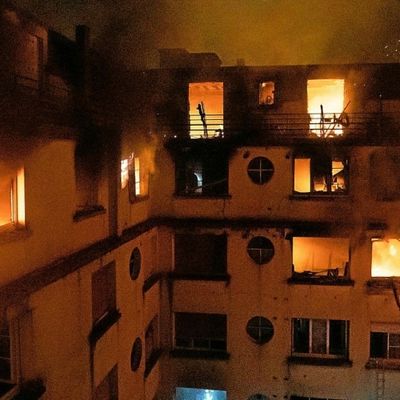 EN DIRECT - Incendie à Paris - Les étages supérieurs de l'immeuble pourraient maintenant s'effondrer - On en sait plus sur le passé psychologique de la suspecte