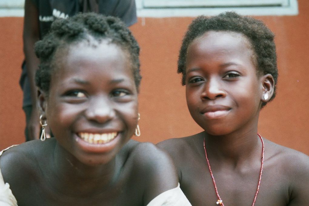 L’école de Kwen a ouvert en 1997, avec le soutien de « Aide & Action ». Avec les plans et les matériaux fournis par l’ONG, les habitants ont construit eux-mêmes les deux bâtiments de l’école et les six latrines en béton situées à l’