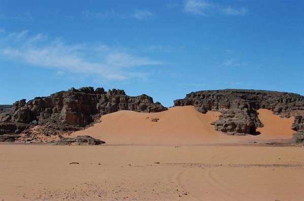 <p>1 semaine en Alg&eacute;rie du Sud dans les environs de Djanet. Paysages grandioses, vraiment un superbe d&eacute;sert dans ce coin ... tr&egrave;s vari&eacute;, color&eacute;... un des plus beaux d&eacute;sert que j'aie visit&eacute; (et j'en ai d&eacute;j&agrave; visit&eacute; quelques uns)</p>
<p>dommage pour les photos qu'une m&eacute;ga poussiere se soit introduite dans l'appareil :-((</p>
<p>&nbsp;</p>