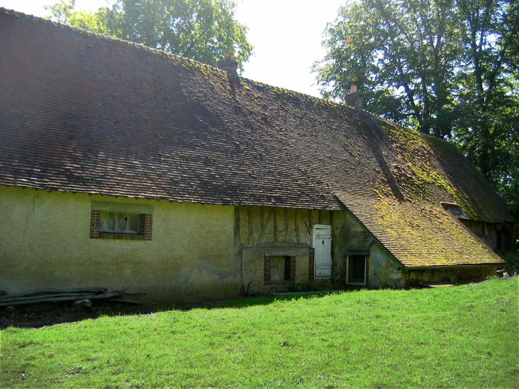 101 ans plus tard, on retrouve le moulin d'Eguilly. Il n'a pas beaucoup changé. On n'y moud plus le grain, mais les bâtiments sont restés intacts. (merci à la personne qui m'a fait parvenir ces photos récentes !)