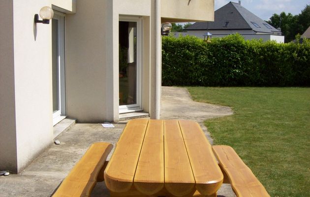 Table de jardin en rondins de bois pour 8 personnes