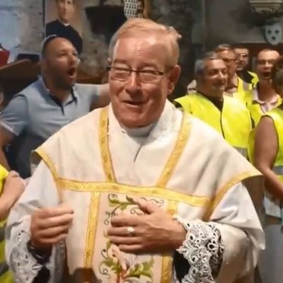 En Normandie, un curé chante des slogans anti-Macron avec des gilets jaunes dans une église