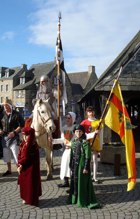 Chevaliers, ecuyés, gueux et gentes dames, costumés bénévoles de Plouescat