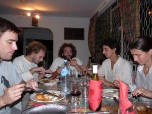 Les 27 ans de Malo : apéro tranquillou sur la terrasse puis diner dans un ptit resto créole Le Massalé. Au menu, poisson, pac (viande) et poulet, le tout accompagné de Planteur ou jus de fruits locaux (maracudja ou prune de cythère). Délicieux 