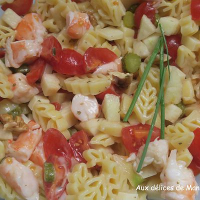 Salade de pâtes aux crevettes, tomates cerises, pomme et Abondance 