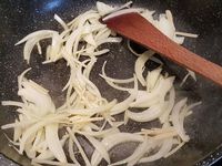 2 - Faire revenir dans une poêle avec un filet d'huile d'olive l'oignon et le gingembre pendant 2 à 3 mn. Ajouter les morceaux de poulet, saler avec le sel aux 5 baies et faire dorer sur toutes les faces. Incorporer la sauce huîtres et la sauce soja sur feu plus doux, recouvrir et laisser cuire pendant 5 à 6 mn. Ajouter les herbes fraîches en fin de cuisson et servir aussitôt accompagné de riz.