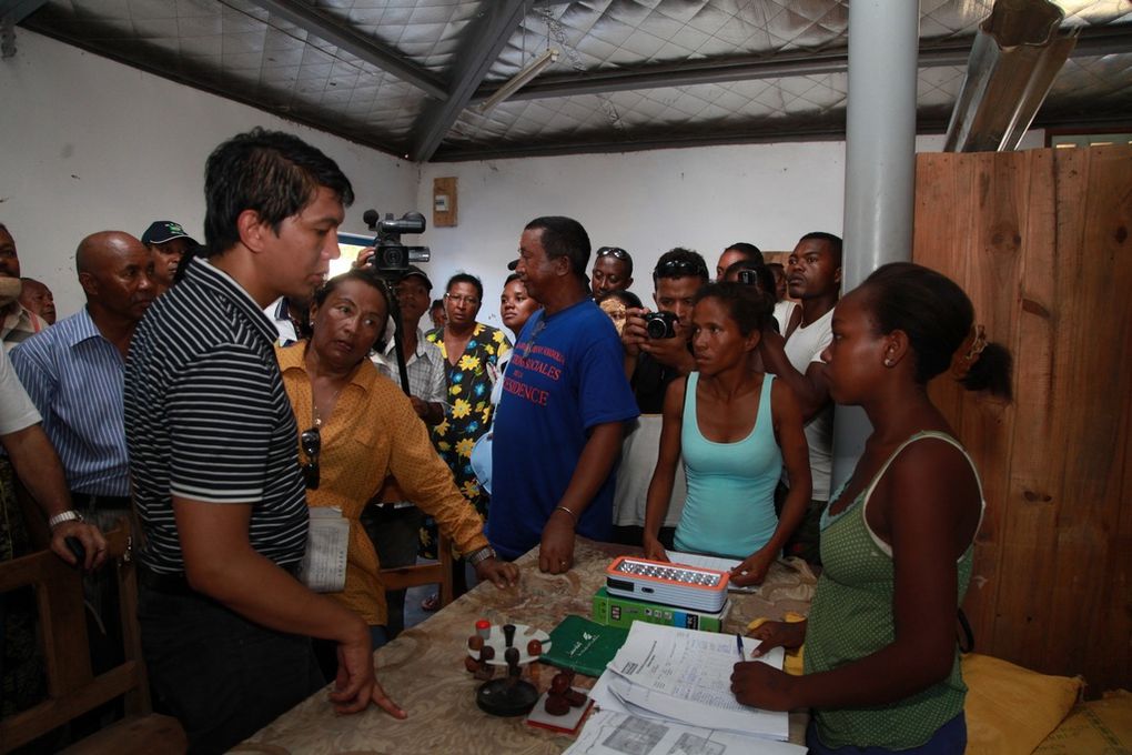 Le Président Andry Rajoelina apporte son soutien au Fokontany d'Anketa, à Toliara ville. Photos: Harilala Randrianarison