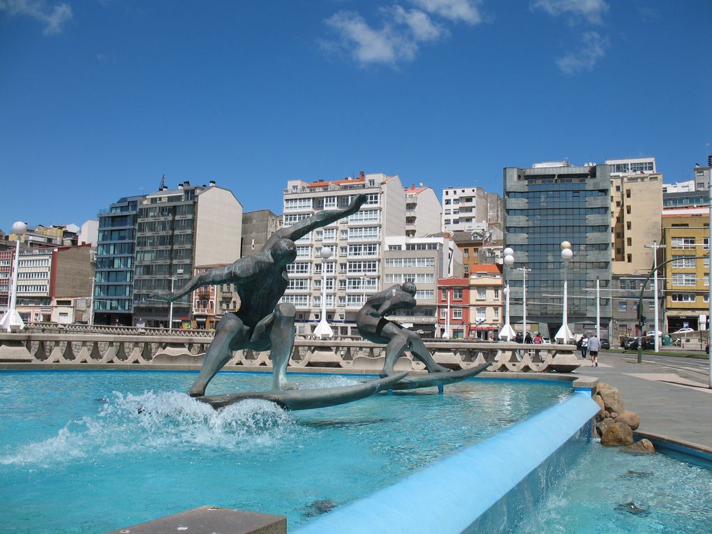 La fontaine des surfeurs se situe sur le Paseo Maritimo en face de l'hôtel Mélia Maria Pita et entre les plages d'Orzán et de Matadero