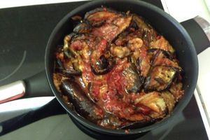 Confit d'aubergines et tomates aux oeufs mollets