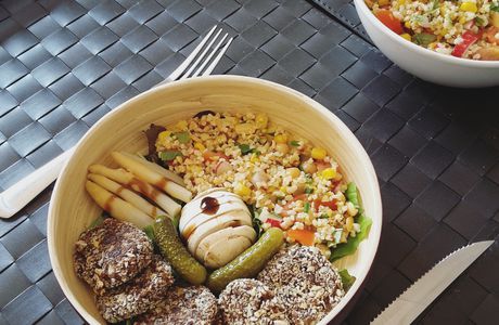 Taboulé aux céréales et légumes secs avec ses galettes de thon aux olives noires