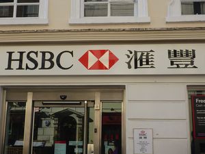 Le nom des rues est écrit en chinois... Celui des banques aussi! / El nombre de las calles esta escrito en chino... Y el de los bancos también!