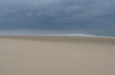 Ciel menaçant sur une plage déserte