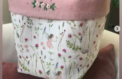 Un cestino con tessuti Acufactum e qualche rosellina a punto vapore