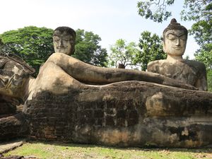 Le Temple Phra Kaeo aménagé en parc à l'extérieur des murailles de la citadelle 