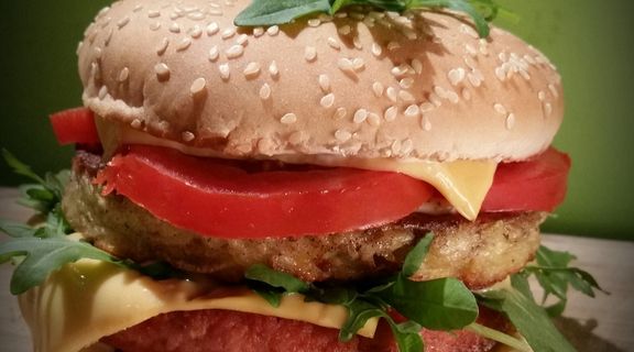 Hamburger au steak de jambon et galette de pommes de terre 