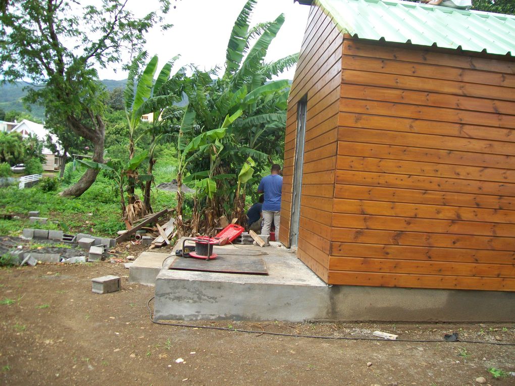 Les photos ont été prises pendant la construction du chantier "Serre pédagogique" à Bois de Nèfles ainsi qu'en salle de formation et en entretien au site du Moufia.