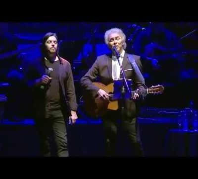 Yaco Gonzalez et Jairo interprétant Gracias a la Vida -