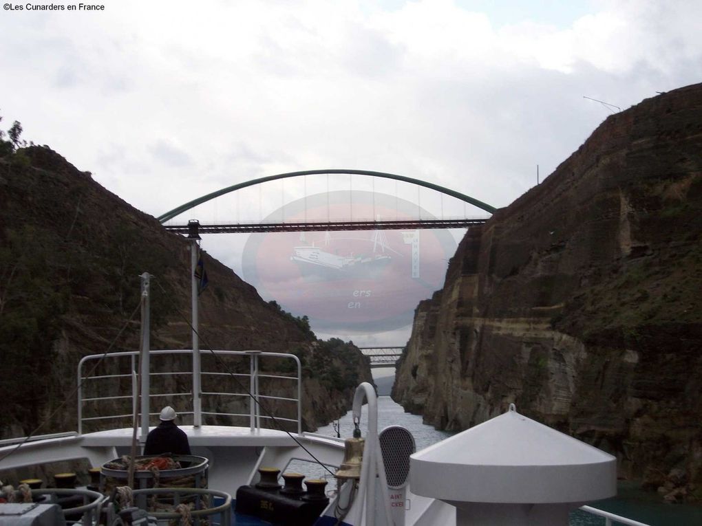 Le Canal de Corinthe a été construit à l'initiative de français entre 1882 et 1893. Le Canal avec ses 21m de large et ses 6km de longueur permet aux navires de moins de 10 000tjb avec un tirant d'eau de moins de 8m d'éviter un détour de 400km autour de la péninsule grecque. Il relie le golfe de Corinthe, dans la mer Ionienne, à l'ouest, au golfe Saronique, dans la mer Égée, à l'est.