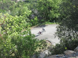 Les collègues s'élancent dans les multiples lacets du col de Propiac beaucoup plus pentu sur sa face Est.