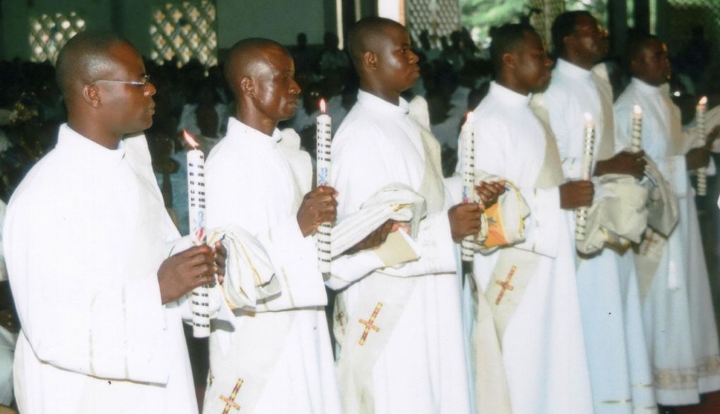 Six jeunes SVD ordonnés prêtres en août 2008 à Lomé par l'archevêque de Lomé, Mgr Denis Amuzu-Dzakpah.