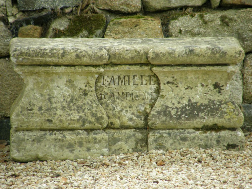 Superbe journée de découverte des chateaux du coté de Lanvolon. L'histoire nous rattrape et nous sommes fascinés par ces batisses si imposantes...