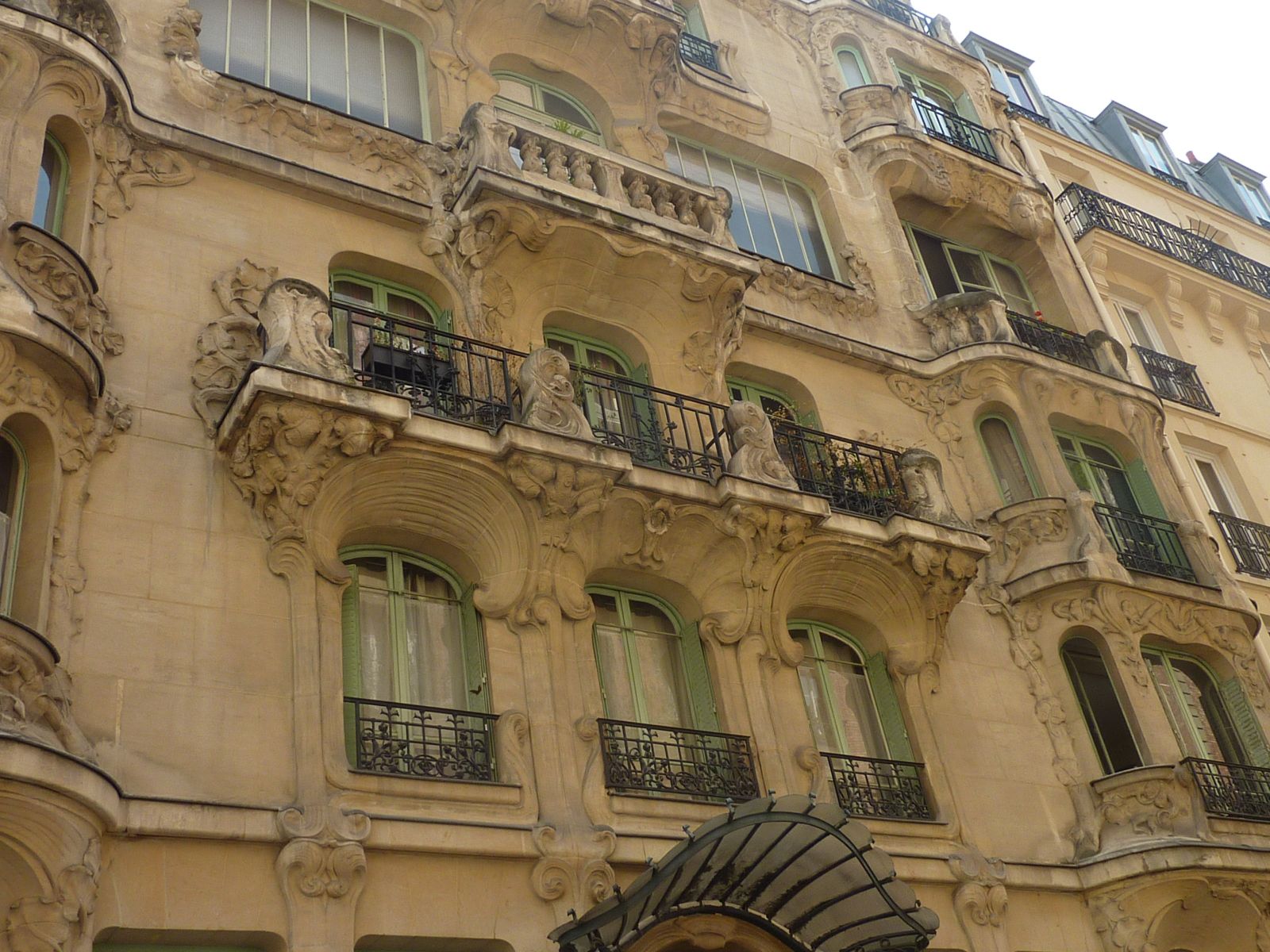 La maison aux arums : une jolie façade Art nouveau à Paris