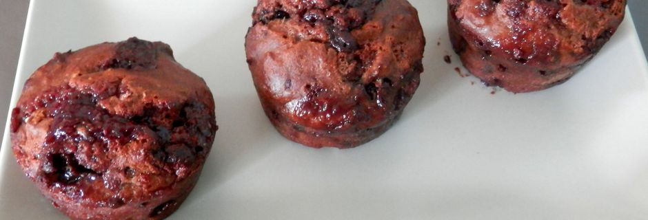 Muffins à l'épeautre coeur de confiture de fraises et pépites de chocolat au lait {sans sucre ajouté, sans beurre} 