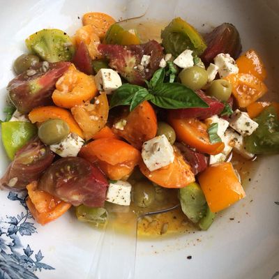 Salade fraîche et colorée tomates féta basilic 