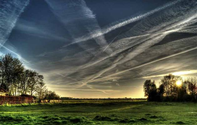 Chemtrails: Les compagnies aériennes admettent enfin que les traînées de condensation sont un problème environnemental