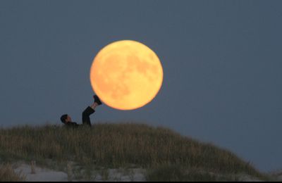 La lune n'a pas rendez-vous avec les étoiles...